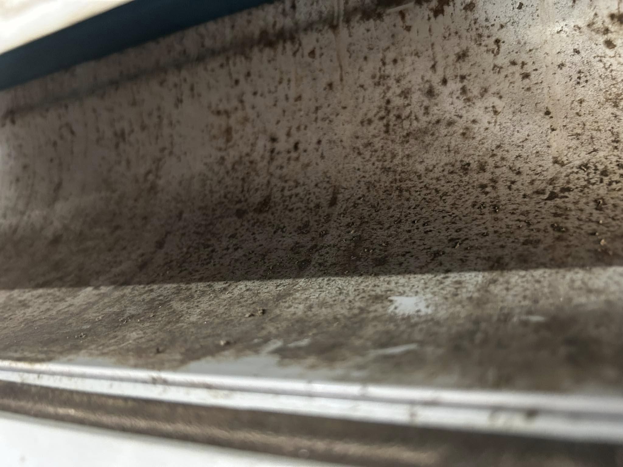 冷氣後方發霉 before